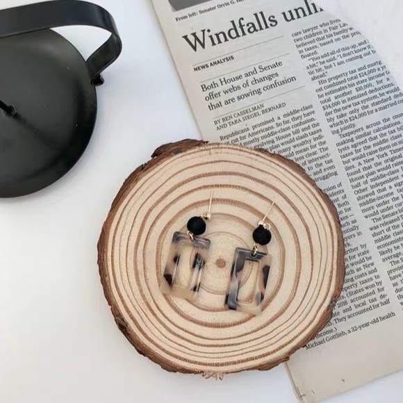 Light Tortoise Squared Drop Earrings Silver Posts - Picture 5 of 7